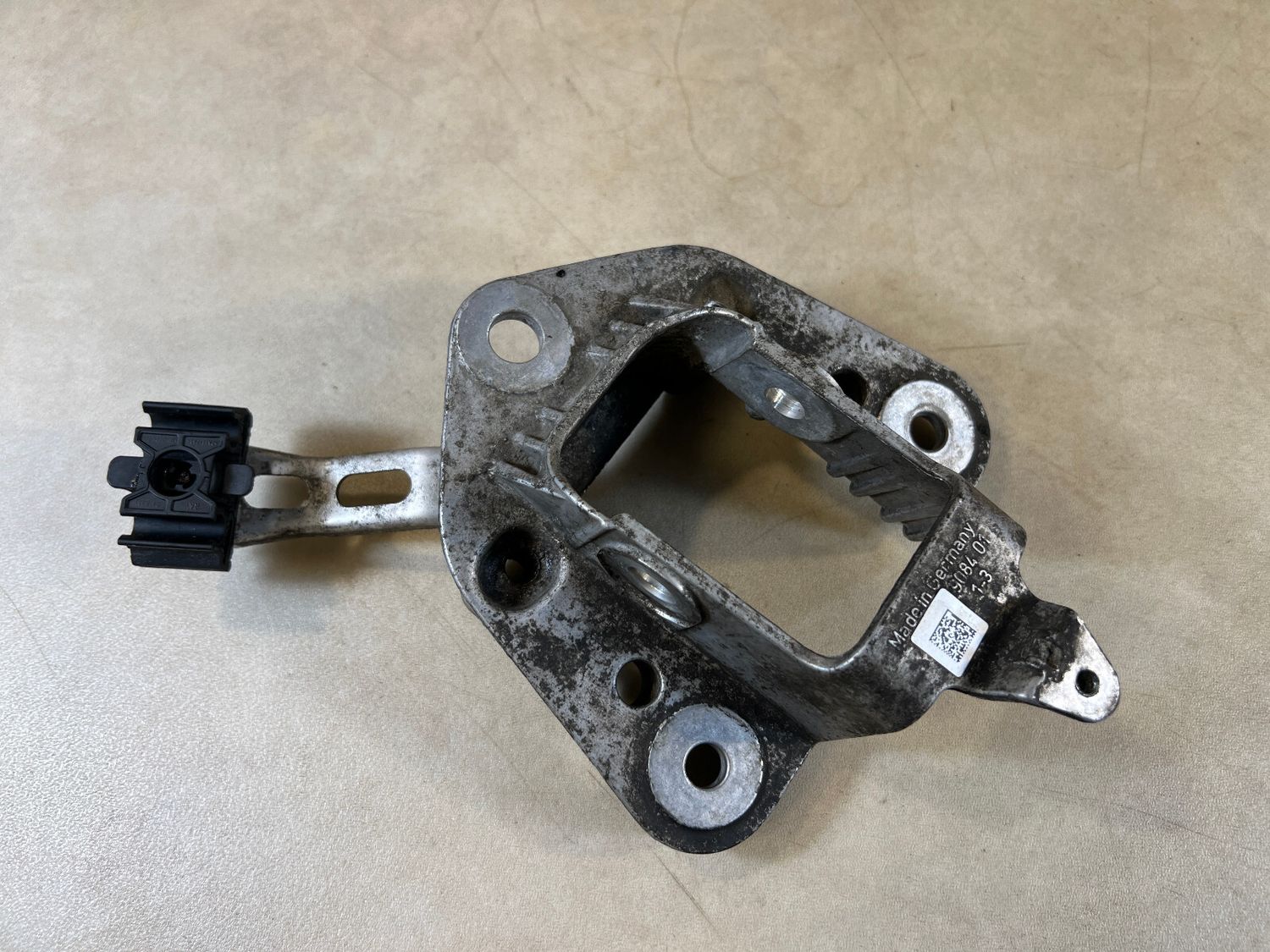 Porsche 911 991 GENUINE Rear Left Control Arm Bracket 99133132902