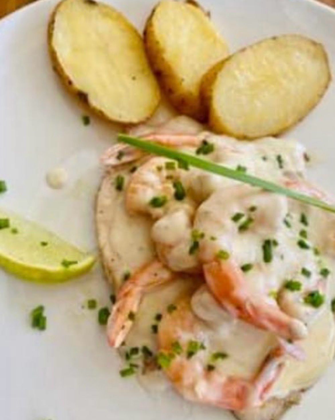 Filete de pescado c/camarón en salsa blanca