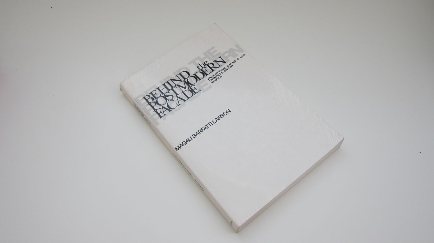 Behind the Postmodern Facade: Architectural Change in Late Twentieth-Century America