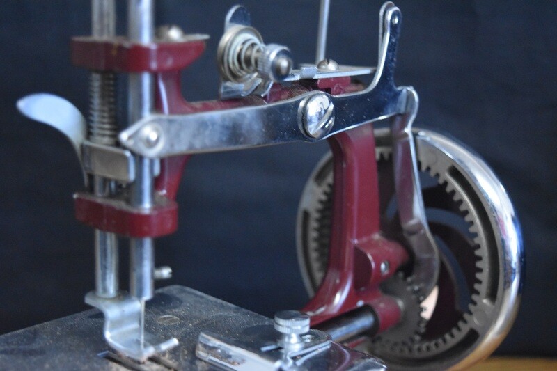 Essex Mini Sewing Machine in Wooden Box