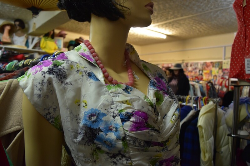 1950s White Floral "Sweetheart Neck" Full Shirt Dress