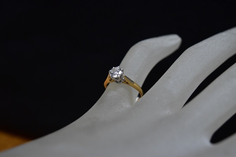 9ct Gold & Diamond Ring