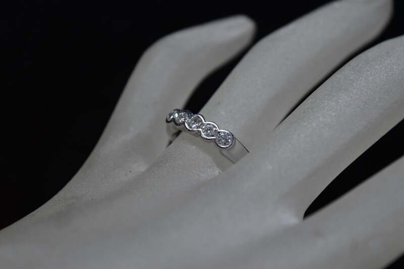 18ct Gold x5 Stone Diamond Ring