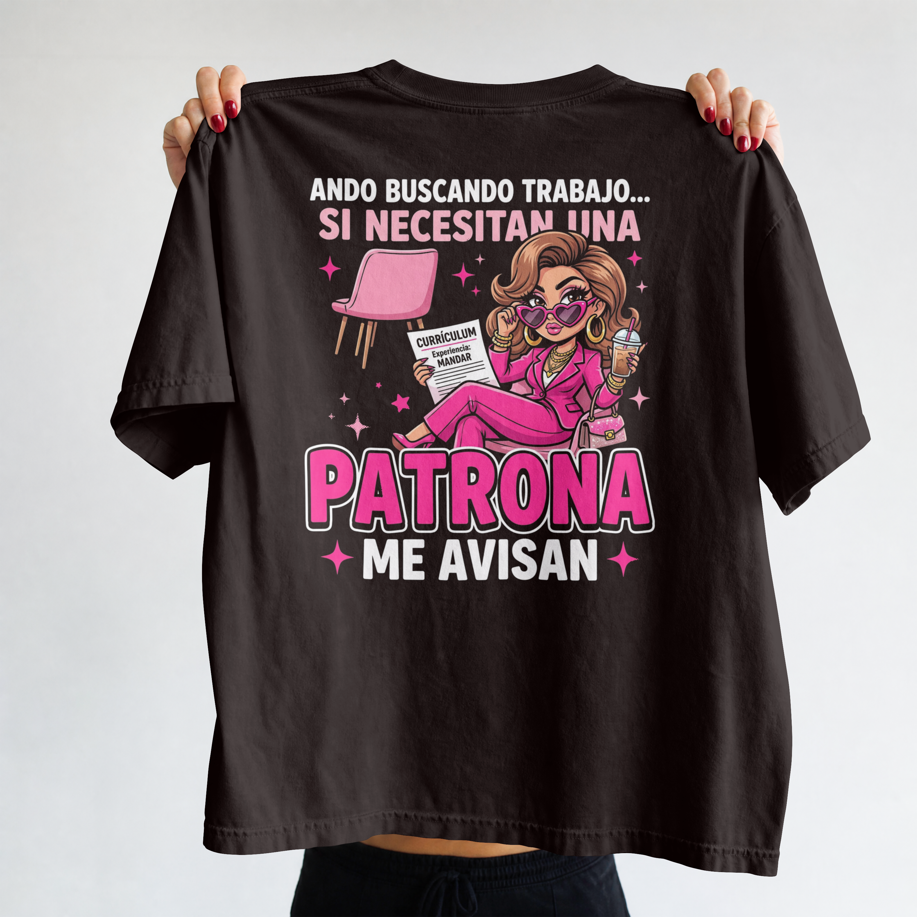 Si Necesitan Una Patrona Me Avisan” Funny Latina T-Shirt