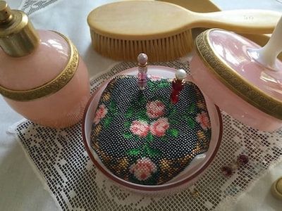 Biscornu de Victoria (Victoria&#39;s Biscornu) by Reflets de Soie Beaded biscornu mini-kit Release January 2018