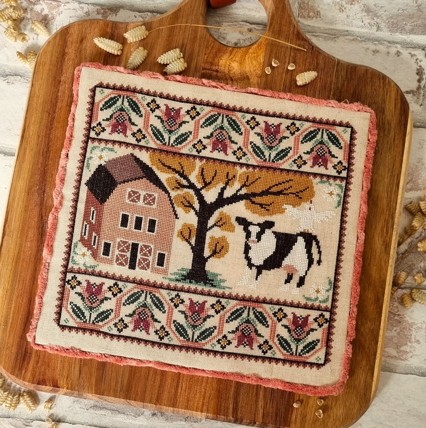 Pink Barn by The Artsy Housewife 2023 Primitive counted cross stich pattern