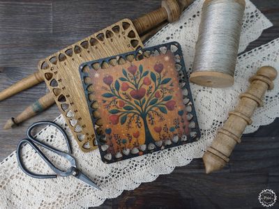 American Folk Thread Organizer by Primitive and Wood (P&amp;W) Designer embroidery accessories an original design by OrAbeille