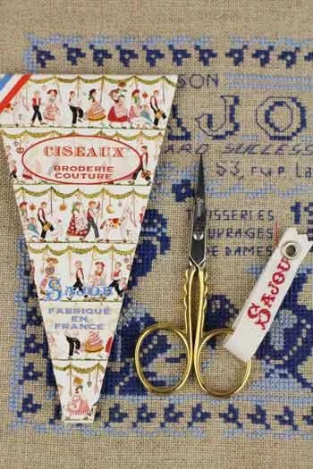 Scallop gilded miniature embroidery scissors by Sajou (France) Model is perfect for beginners