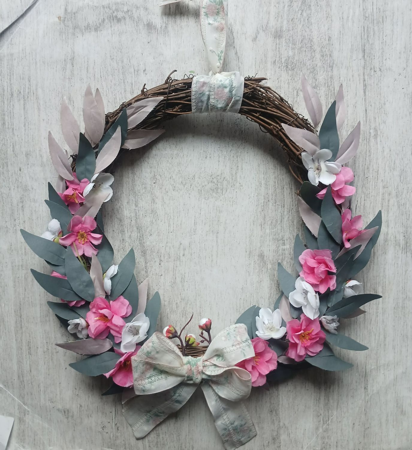 Wiosenny wianek róż biały