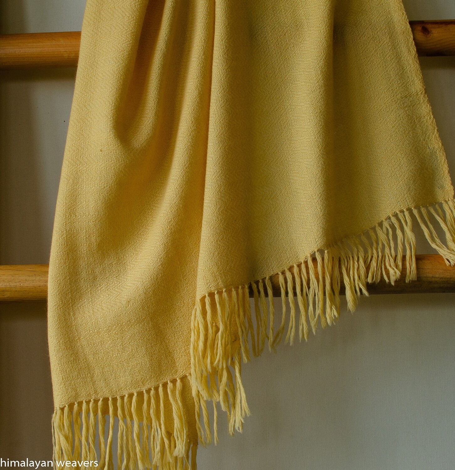 Hand-woven woollen shawl dyed with tesu flowers