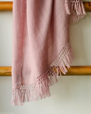 Hand-woven woollen shawl dyed with shellac Hand-woven woollen shawl dyed with shellac