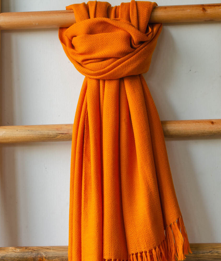 Hand-woven woollen shawl dyed with tesu