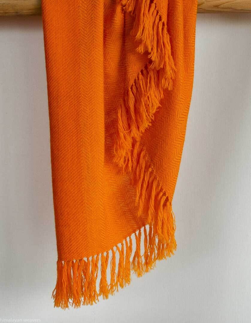 Hand-woven woolen shawl dyed with tesu flowers