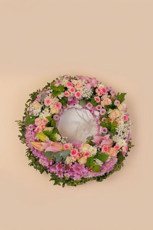 Couronne de deuil en fleurs fraîches — Composition florale funéraire