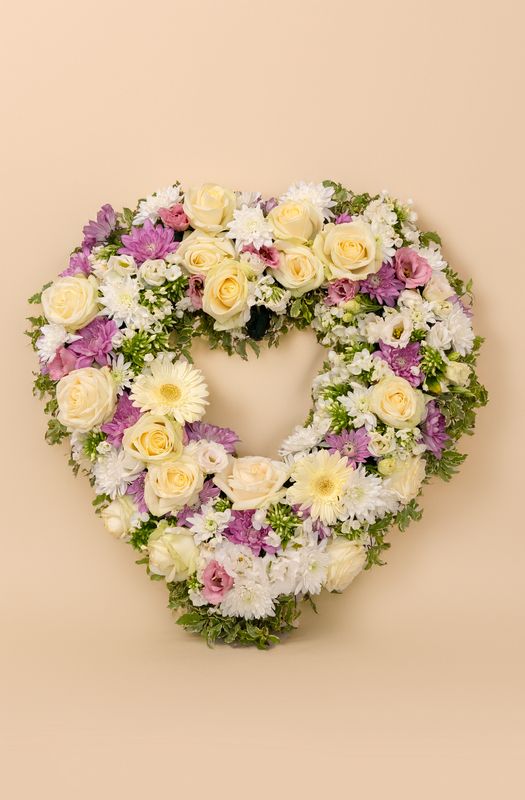 Cœur de deuil pastel — Roses et marguerites