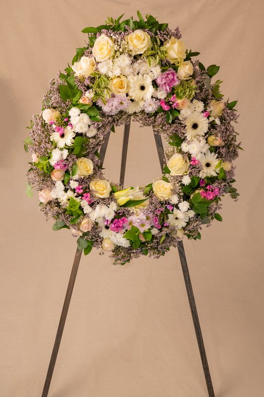 Grande couronne de deuil sur trépied — Sérénité et hommage