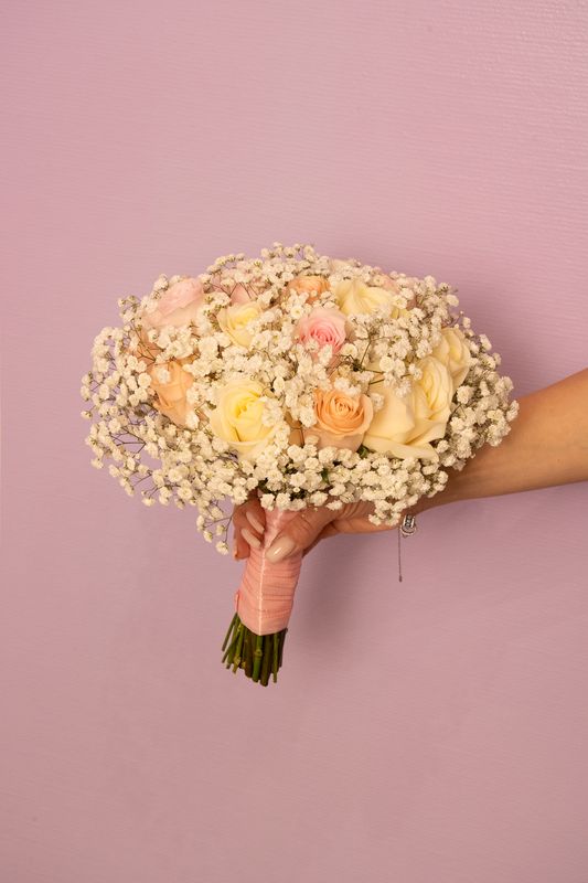 Bouquet de mariée en roses et gypsophile — Douceur romantique Bouquet de mariée en roses et gypsophile — Douceur romantique