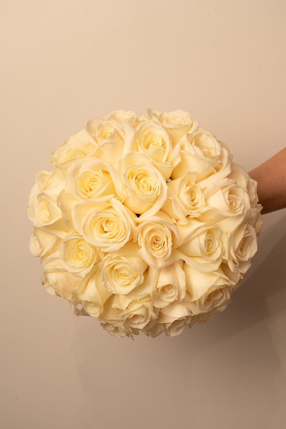 Bouquet de mariée en roses ivoire — Élégance intemporelle