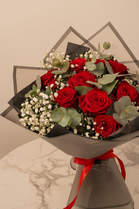 Bouquet — Roses rouges, eucalyptus & gypsophiles Bouquet — Roses rouges, eucalyptus & gypsophiles