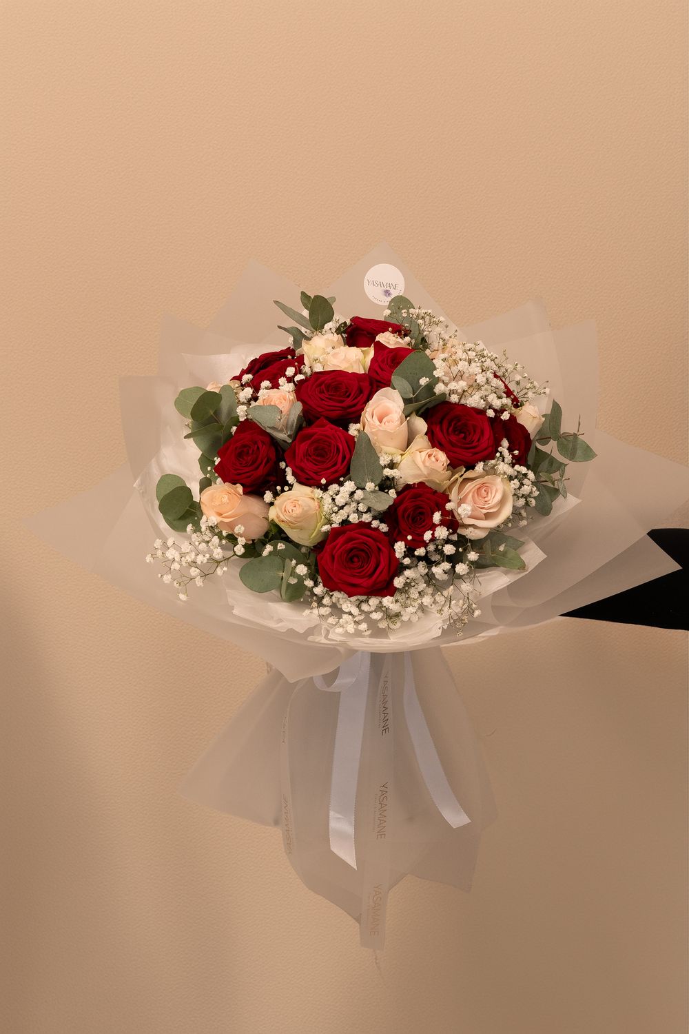 Bouquet — Bicolore de roses, eucalyptus & gypsophile