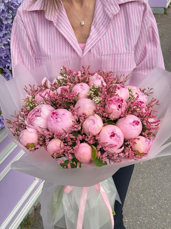 Bouquet — Pivoines roses et fleurs sauvages Bouquet — Pivoines roses et fleurs sauvages