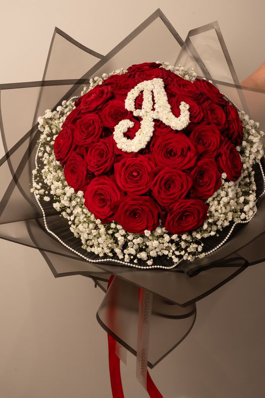 Bouquet Prestige Initiale — à partir de 180 € Bouquet Prestige Initiale — à partir de 180 €