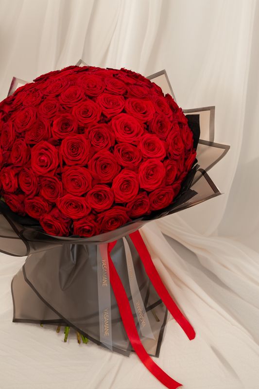 Bouquet Prestige — Le Majestueux de 100 roses Bouquet Prestige — Le Majestueux de 100 roses