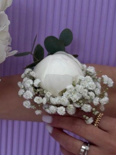 Boutonnière de marié — Pivoine blanche & Gypsophile