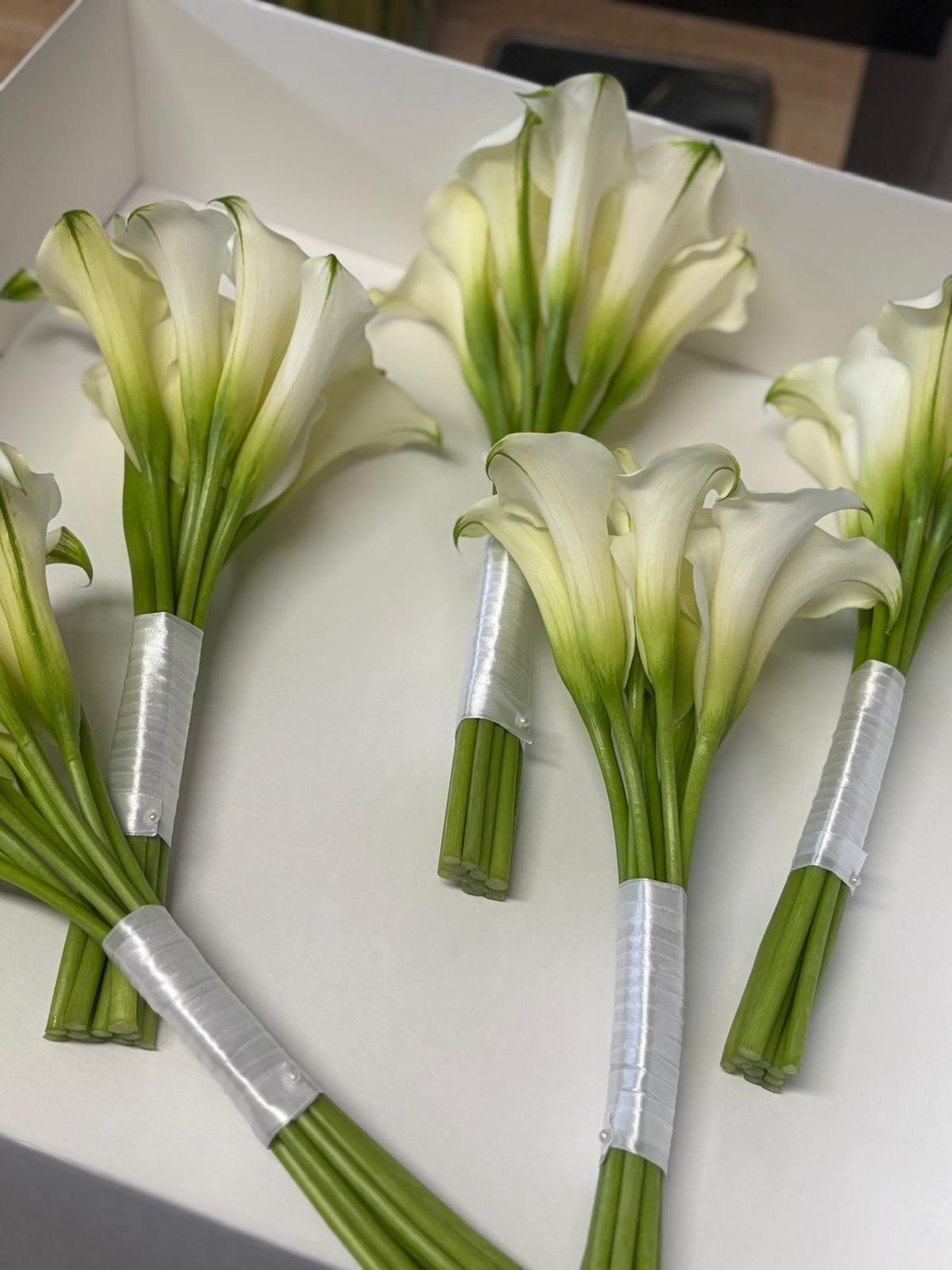 Mini-bouquets & Boutonnières — Callas blanches