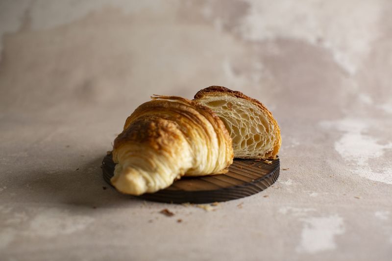Nahaufnahme eines einzelnen, aufgeschnittenen Croissants