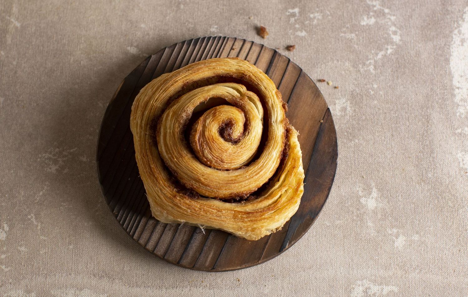 Nahaufnahme einer frisch gebackenen Zimtschnecke