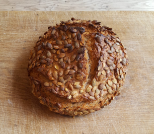 Nahaufnahme eines frisch gebackenen Brotes mit Kürbiskernen