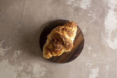Croissant mit Käse und Schinken