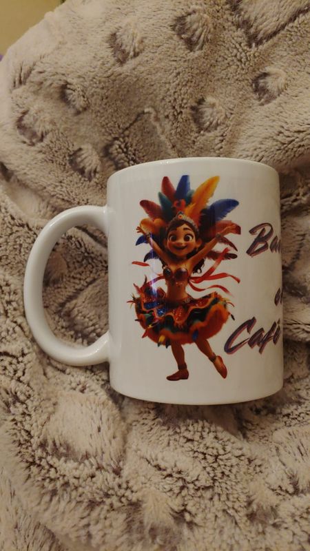 ☕💃 Taza “Bailemos entre café y café” – Porque cada sorbo merece un paso de baile