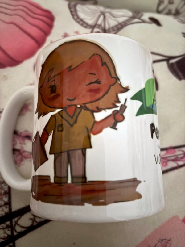 ☕ Taza TCAE – “Hay a montones, pero tú, [Nombre], vales millones”