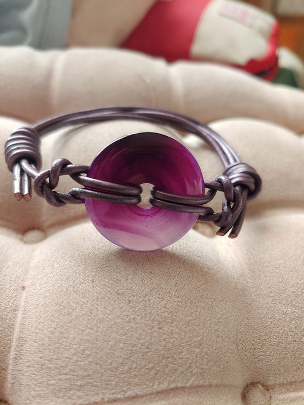 💜 Pulsera Cuero &amp; Piedra Amatista – Equilibrio y Estilo