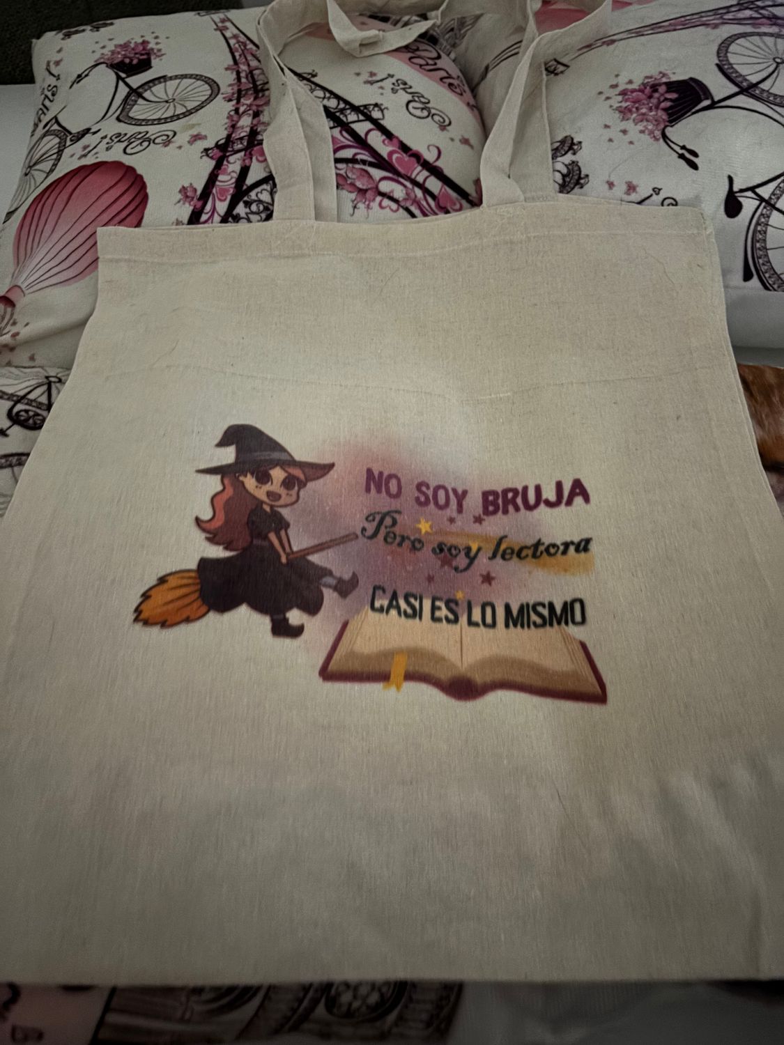 🎒 Bolsa de tela “No soy bruja, pero soy lectora… casi es lo mismo”