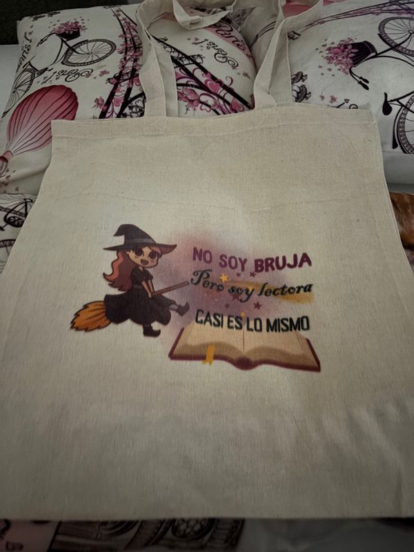 🎒 Bolsa de tela “No soy bruja, pero soy lectora… casi es lo mismo”