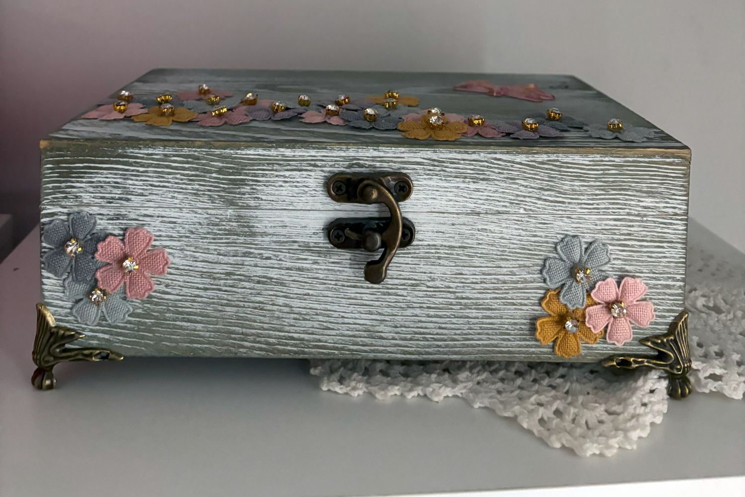 🎖️ Cofre de Madera Decorado para Medallas – Diseño Scrapbooking