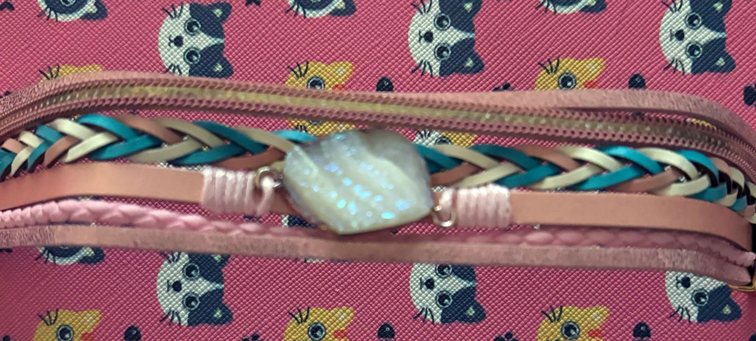 🪬 Pulsera de cuero “Raíces y piedra” – Con alma natural