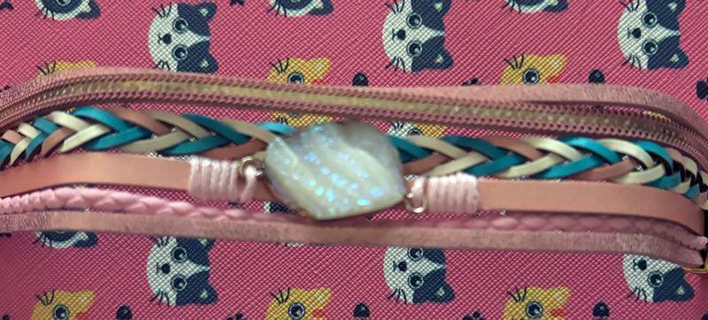 🪬 Pulsera de cuero “Raíces y piedra” – Con alma natural