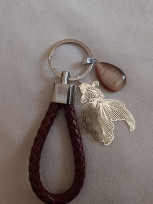🔑 Llavero “Raíz y energía” – Cuero, piedra natural y abalorio decorativo