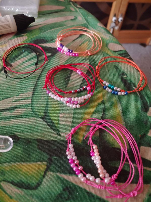 💫 Pulsera de hilo con perlitas – Delicadeza que acompaña