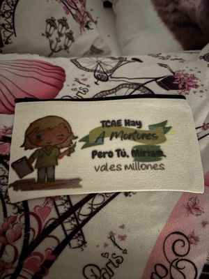🩺 Estuche de lona “TCAE hay a montones, pero tú, [nombre], vales millones”