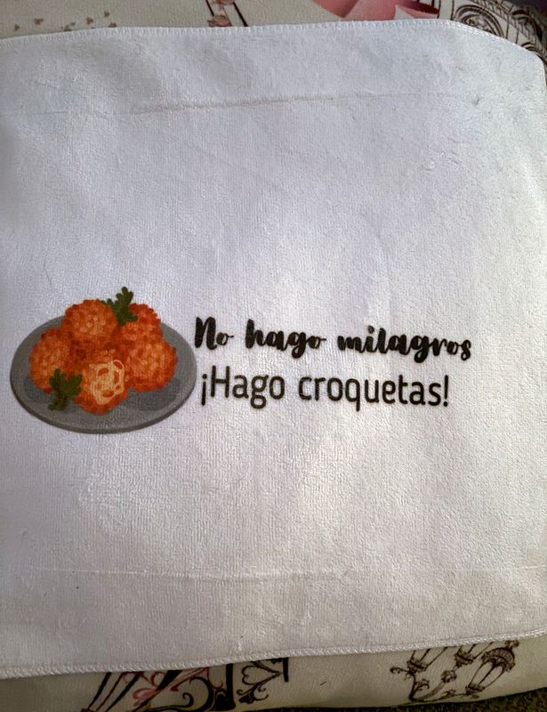 🧆 Paño de cocina “No hago milagros, ¡hago croquetas!”
