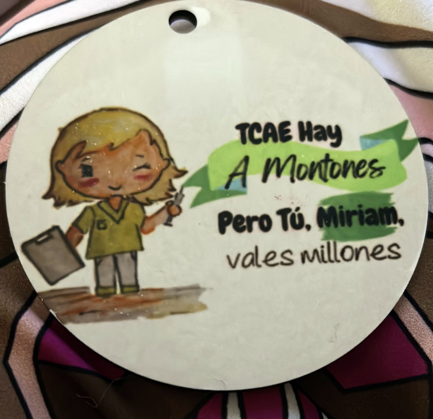 🔑 Llavero de madera “TCAE hay montones, pero tú, nombre, vales millones”