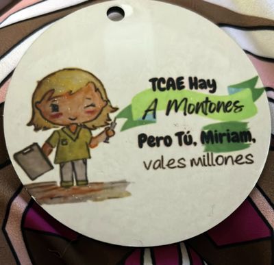 🔑 Llavero de madera “TCAE hay montones, pero tú, nombre, vales millones”