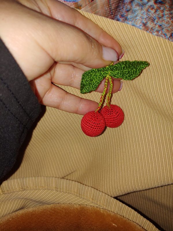🍒 Broche o aplique de cerezas de ganchillo