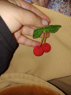 🍒 Broche o aplique de cerezas de ganchillo