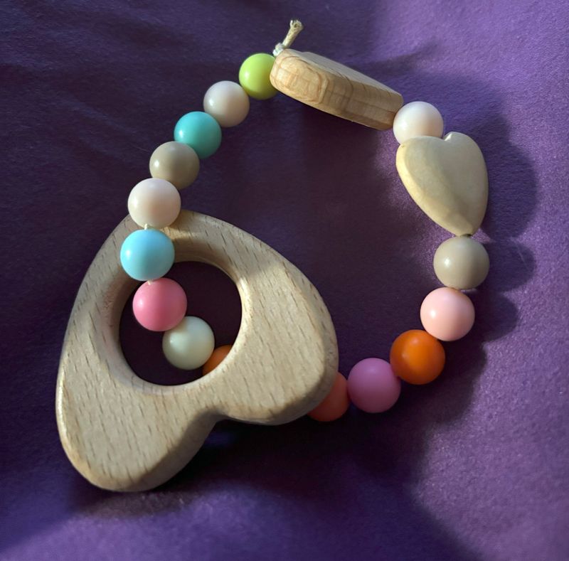 🍼 Mordedor de madera de colores – Natural, divertido y lleno de alegría